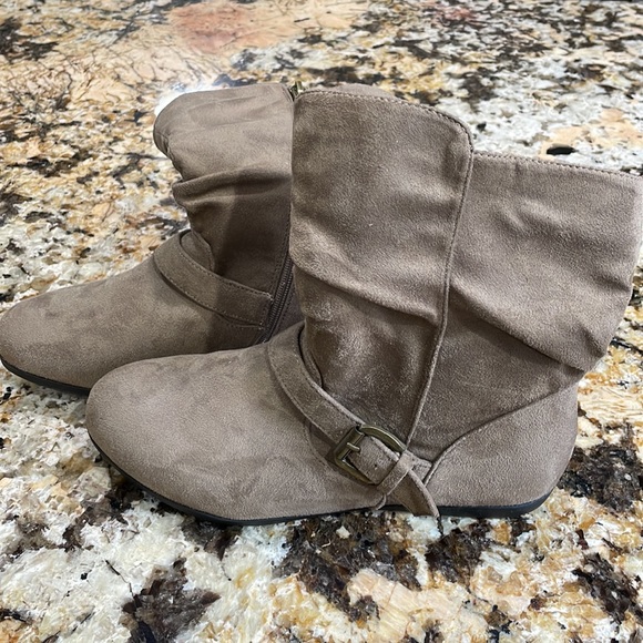 Booties! Both size 7.5 - Picture 4 of 6